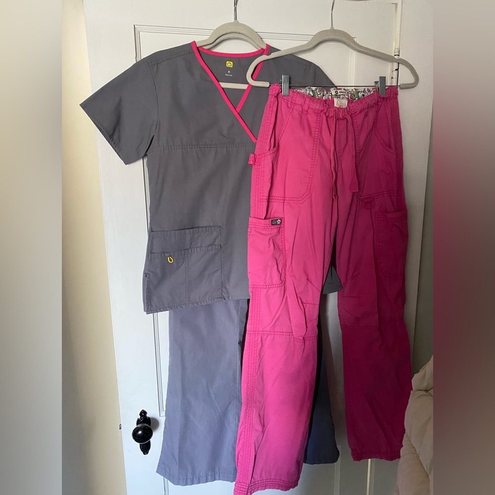 Wonder Wink gray scrub set with bonus Koi bottom